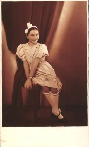 Foto Ak Kinderportrait, Mädchen im Kleid, Weihnachten 1938, Atelier Amerling, Wien VI.