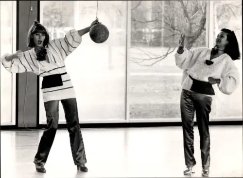 Foto Mode, zwei Models in Kombination aus Hose und Pullover, Ball