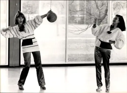 Foto Mode, zwei Models in Kombination aus Hose und Pullover