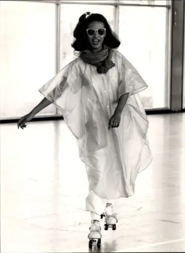 Foto Mode, Model auf Rollschuhen, transparenter Regenumhang