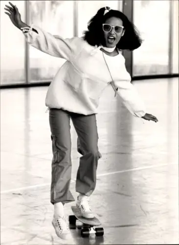 Foto Mode, Model auf Skateboard, Kombination aus Hose und Pullover