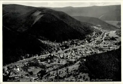 Ak Lambrecht in der Pfalz, Luftaufnahme von Lambrecht, Waldstadt, Rheinpfalz, Berge im Hintergrun