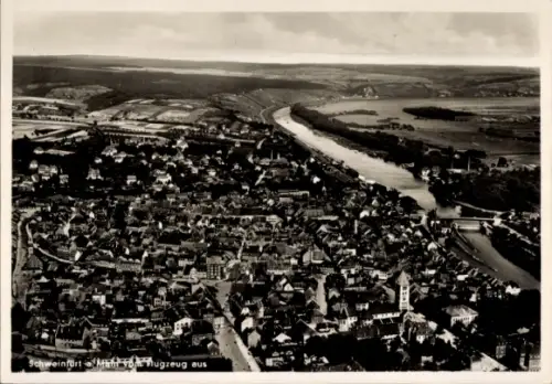 Ak Schweinfurt in Unterfranken Bayern, Luftaufnahme von  Fluss, Häuser, Landschaft