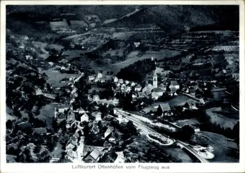 Ak Ottenhöfen im Schwarzwald, Luftaufnahme von  Häuser, Landschaft, Flugzeugperspektive