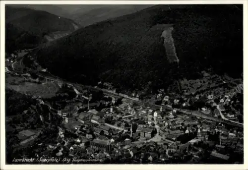Ak Lambrecht in der Pfalz, Luftaufnahme von Lambrecht, Saarpfalz, Berge, Fluss, Stadtansicht
