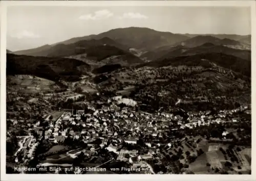 Ak Kandern im Schwarzwald Baden, Luftaufnahme von  Blick auf Hochblauen, Schwarz-Weiß-Foto