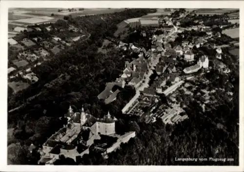 Ak Langenburg in Württemberg, Luftaufnahme von  Stadtansicht, Landschaft, Flugzeugperspektive