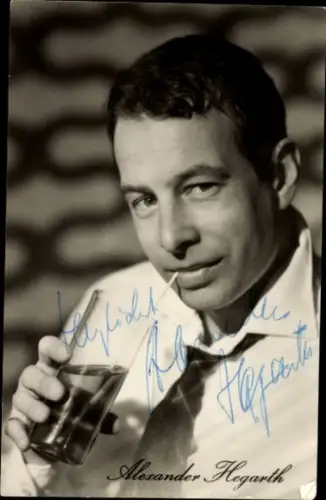 Ak Schauspieler Alexander Hegarth, Meine Frau macht Musik, Getränk