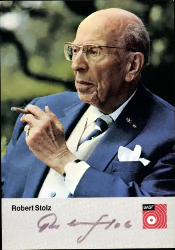 Ak Robert Stolz, Komponist und Dirigent, Portrait, Beim Rauchen