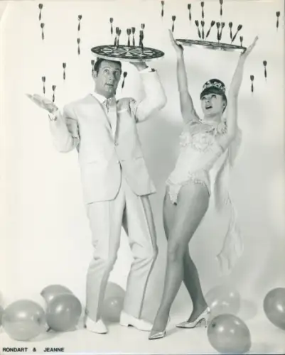 Foto Künstler Rondart & Jeanne, Dartscheibe, Dartpfeile