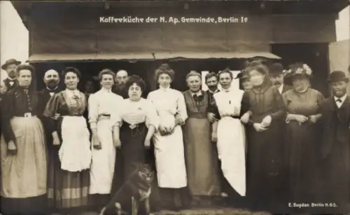 Foto Ak Berlin Prenzlauer Berg, Neuapostolische Gemeinde, Dunckerstr. 31, Kaffeeküche, Gruppenbild