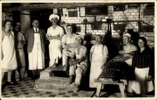 Foto Ak Bäcker in einer Backstube, Gruppenbild
