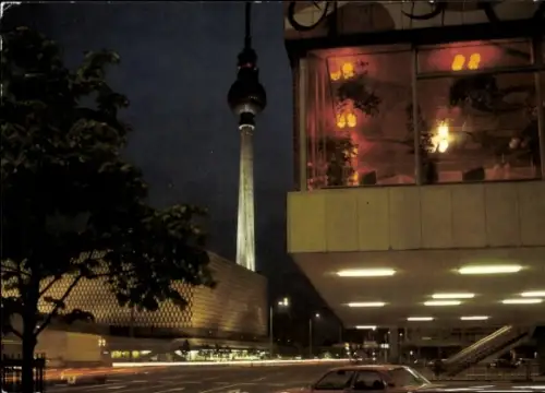 Ak Berlin Mitte, Karl Liebknecht Straße mit Kaufhaus und Fernsehturm, Nachtbeleuchtung