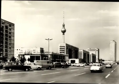 Ak Berlin, Karl Marx Allee, Fernsehturm der Deutschen Post Berlin, Autos, Hochhäuser