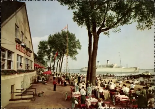 Ak Schulau Wedel im Kreis Pinneberg, Gäste auf der Terrasse vom Fährhaus, Schiffsbegrüßung