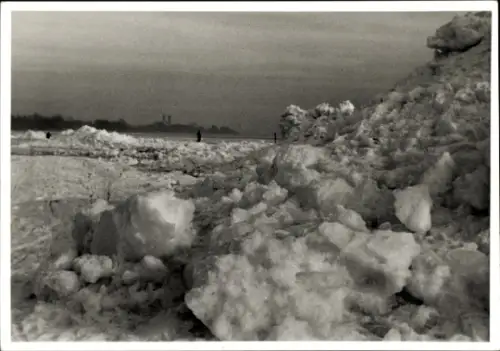 Foto Ak Fischbach Friedrichshafen am Bodensee, Winter, Februar 1963, Schneehaufen