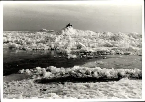 Foto Ak Fischbach Friedrichshafen am Bodensee, Winter, Februar 1963, Schneehaufen