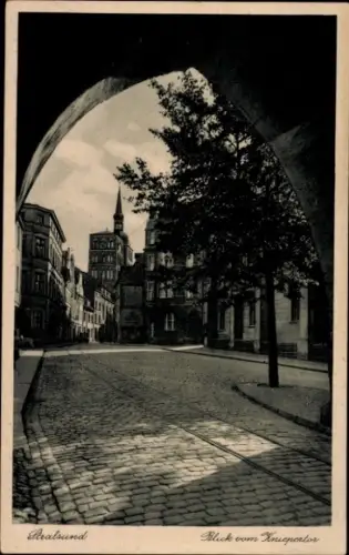 Ak Stralsund in Vorpommern, Blick vom Kniepertor, Straßenansicht,  Gebäude, Baum