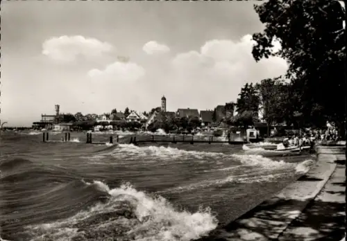 Ak Langenargen am Bodensee, Landschaft am Bodensee, Wellen, Boote, Uferpromenade, Langenargen