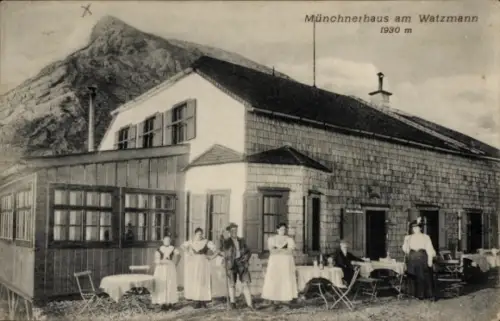 Ak Berchtesgaden in Oberbayern, Watzmann, Münchnerhaus am  1930 m, fünf Personen, Berg im Hinterg