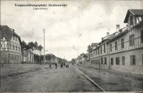 Ak Grafenwöhr in der Oberpfalz Bayern, Truppenübungsplatz  Lagerstraße, Straßenansicht, Menschen 