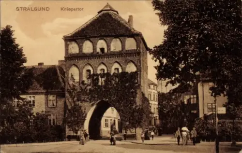 Ak Stralsund in Vorpommern, Kniepertor, Stadtansicht, Menschen auf der Straße