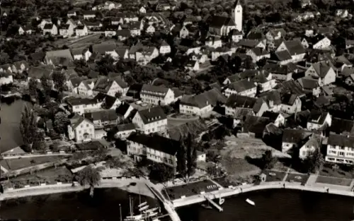 Ak Immenstaad am Bodensee, Luftaufnahme von Immenstaad, Bodensee, Häuser, Kirche, Hafen