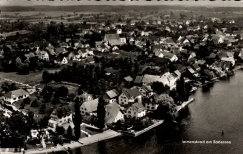 Ak Immenstaad am Bodensee, Luftaufnahme von  Häuser, Kirche, Wasser