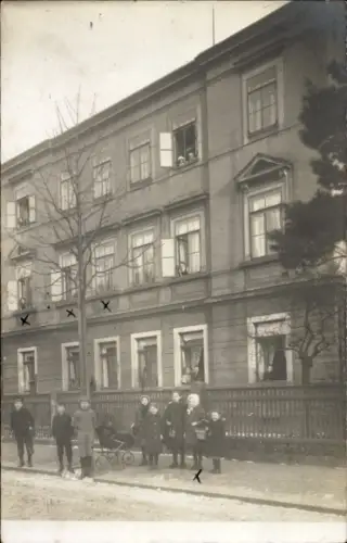 Foto Ak Dresden Altstadt?, Kinder, Straße, Kinderwagen