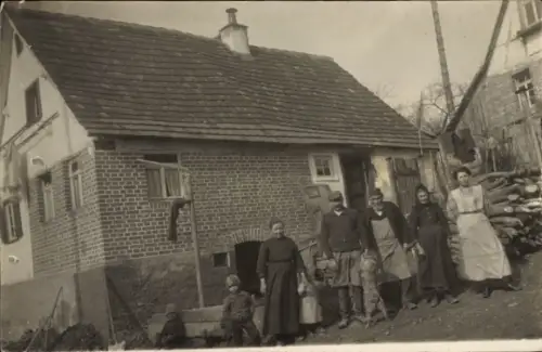 Foto Ak Kirchheim am Neckar, Haus, Familienbild