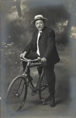 Ak Mann auf einem Fahrrad, Portrait