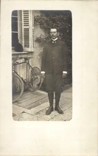 Foto Ak Mann mit Fahrrad, Portrait