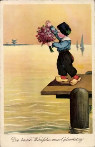 Ak Glückwunsch Geburtstag, Junge mit Blumenstrauß auf einem Steg