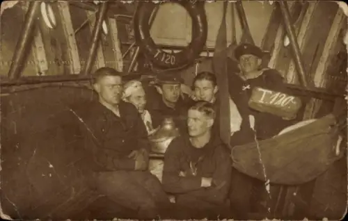 Foto Ak deutsche Seeleute in Uniform, Besatzung Torpedoboot 120, Kaiserliche Marine