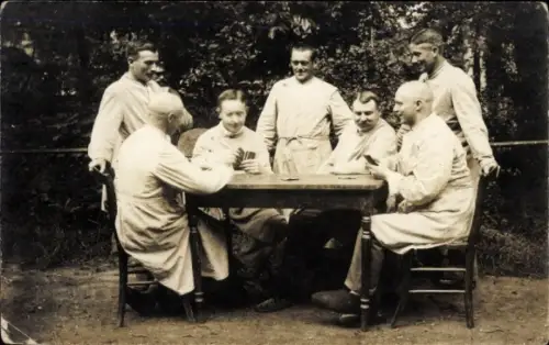 Foto Ak verwundete Soldaten im Lazarett beim Skatspiel, Kartenspiel
