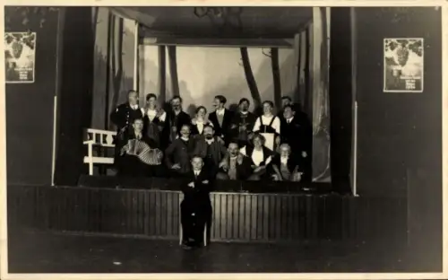 Foto Ak Menschen-Gruppenfoto, Bühne