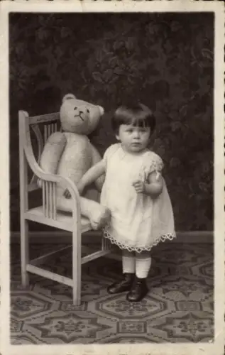 Foto Ak Kind mit Teddy, Stuhl
