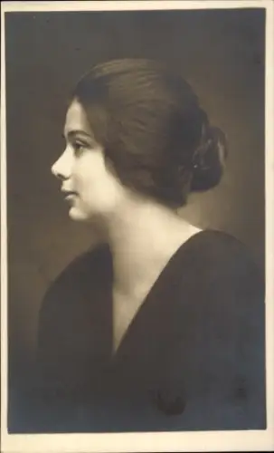 Foto Ak Portrait einer jungen Frau im Profil, Haare im Dutt, Fotograf E. Knittel, Wien X.