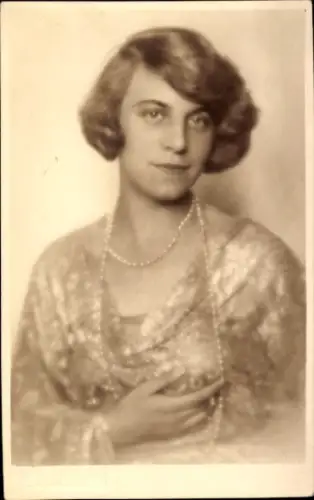 Foto Ak Porträt einer jungen Frau, Perlen