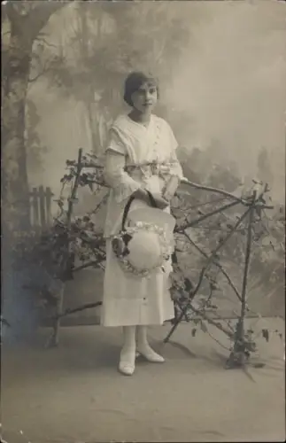 Foto Ak Porträt einer jungen Frau, Weißes Kleid