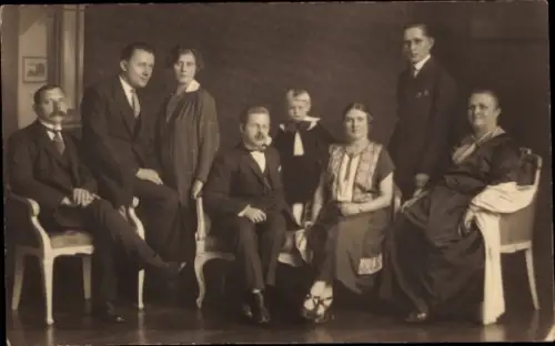 Foto Ak Familienportrait, Männer, Frauen, Kind
