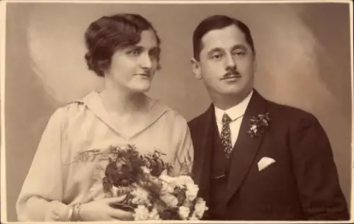 Foto Ak Hochzeitspaar, Frau mit Blumenstrauß, Mann im Anzug, September 1927