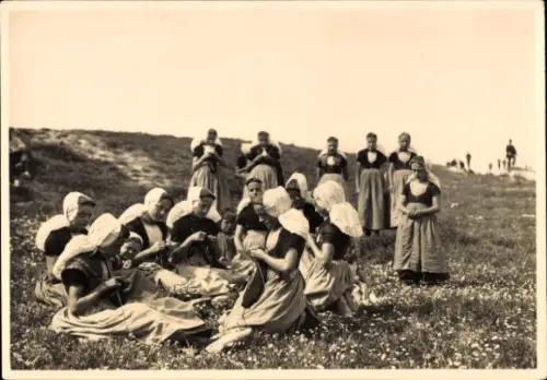 Ak Walcheren Zeeland, Frauen in niederländischer Tracht, Grand Hotel Britannia Vlissingen