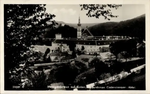 Ak Heiligenkreuz Niederösterreich,  Cistercienser-Abtei, Wald, Klosteranlage