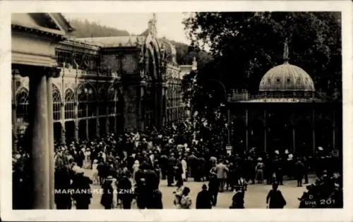 Ak Mariánské Lázně Marienbad Region Karlsbad, Menschenmenge, Kurhaus, Pavillon, MARIÁNSKE LAZNE