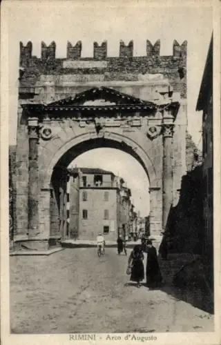 Ak Rimini Emilia Romagna, Arco d'Augusto,   Architektur, Straße, Menschen