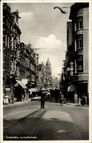 Ak Amsterdam Nordholland Niederlande, Straße in  Leidschestraat, Menschen, Fahrzeuge, Geschäfte