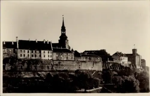Ak Tallinn Reval Estland, Schloss, Turm, Stadtmauer, Bäume, Schwarz-Weiß-Foto