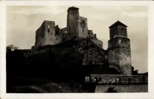 Ak Trenčín Trencsén Trentschin Slowakei, Burg auf einem Hügel, dunkler Himmel,  Architektur
