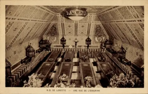 Ak Ablain Saint Nazaire Pas de Calais, Innensicht eines Ossuars, dekorierte Wände, Gräber, Kerzen